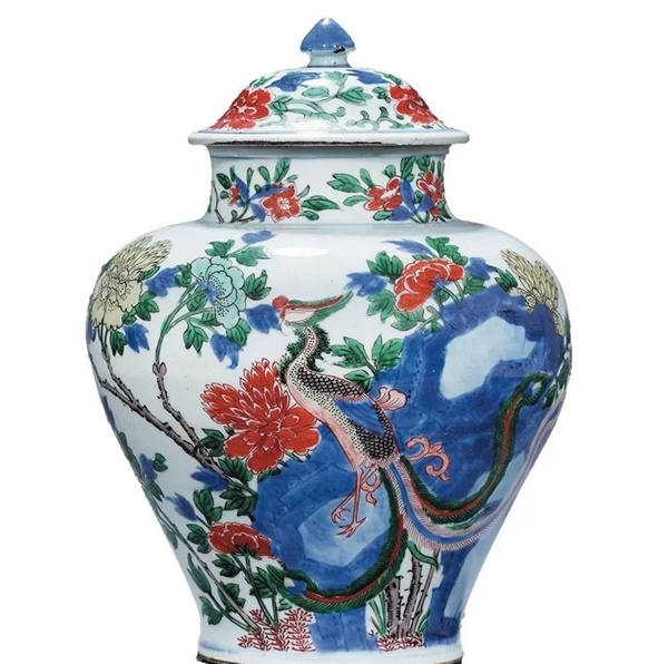 中国　成化年製　五彩花草文　酒盃　時代箱　V　3625 A famille-rose 'birds and flowers' teapot and cover, Qing