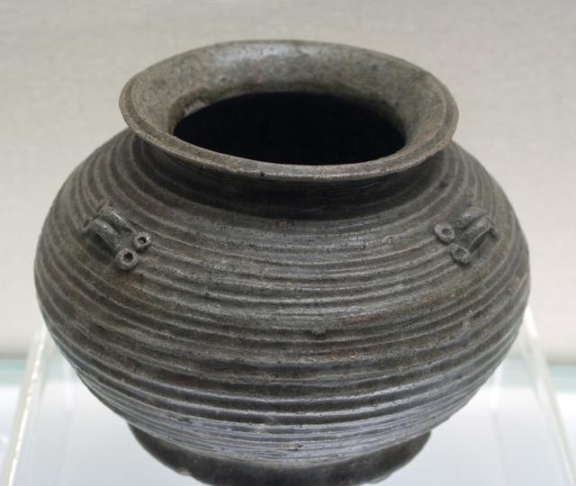 中国早期青磁花瓶　南北朝時代