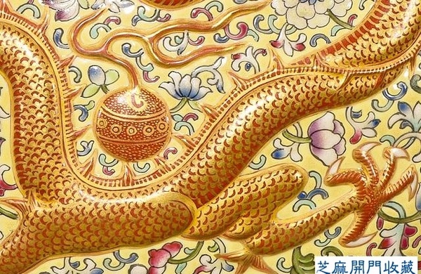 乾隆 粉彩礬紅描金塑貼雙龍紋扁瓶