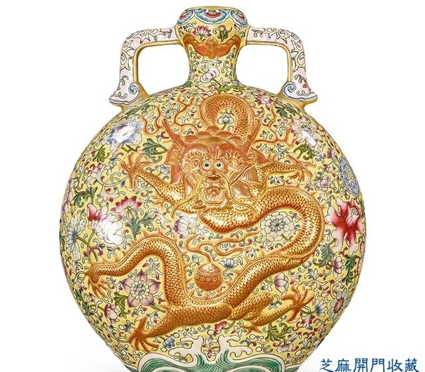 乾隆 粉彩礬紅描金塑貼雙龍紋扁瓶