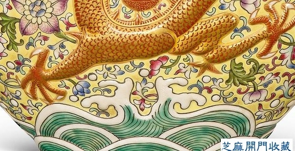 乾隆 粉彩礬紅描金塑貼雙龍紋扁瓶