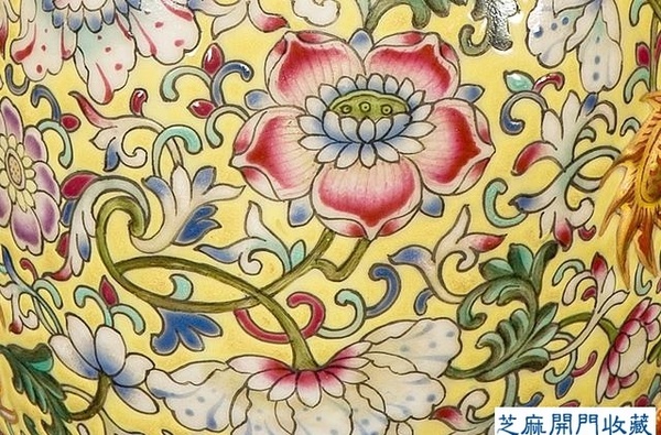 乾隆 粉彩礬紅描金塑貼雙龍紋扁瓶