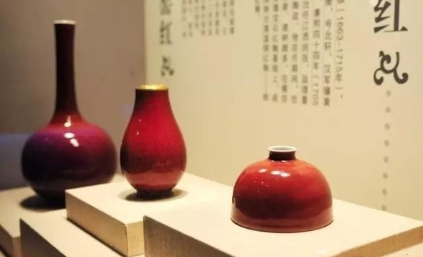 “脫口垂足郎不流”，為何郎窯紅仿品大多有形無(wú)神，有色無(wú)彩？