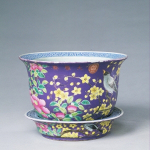 仿斗彩團(tuán)花卷草紋缸