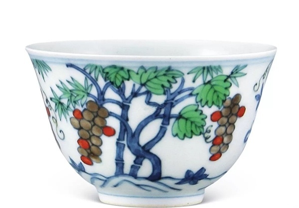 明朝成化青花瓷和斗彩瓷的特点